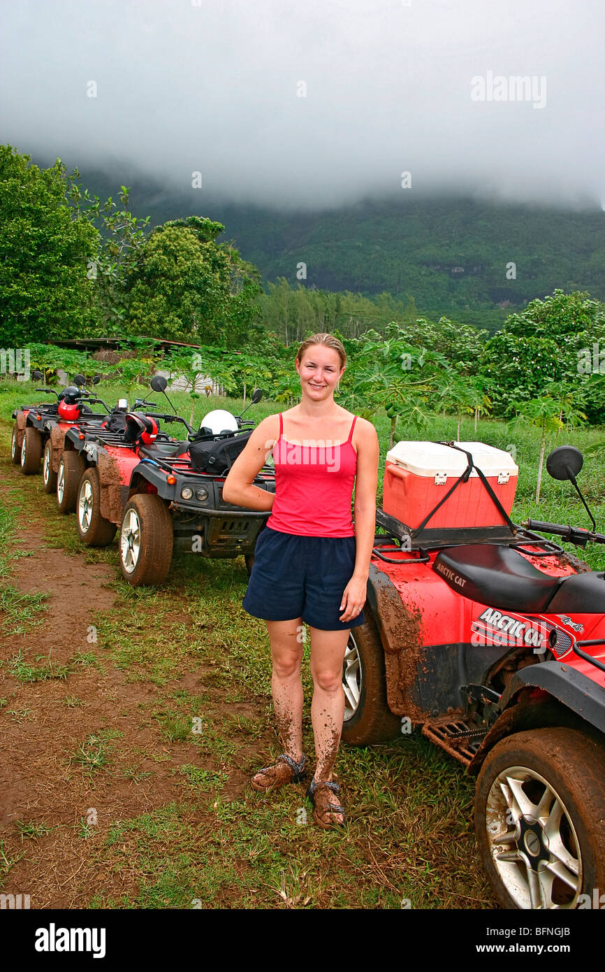 Aventure en VTT vers le bas des pistes de l'intérieur retour Moorea, Tahiti Banque D'Images