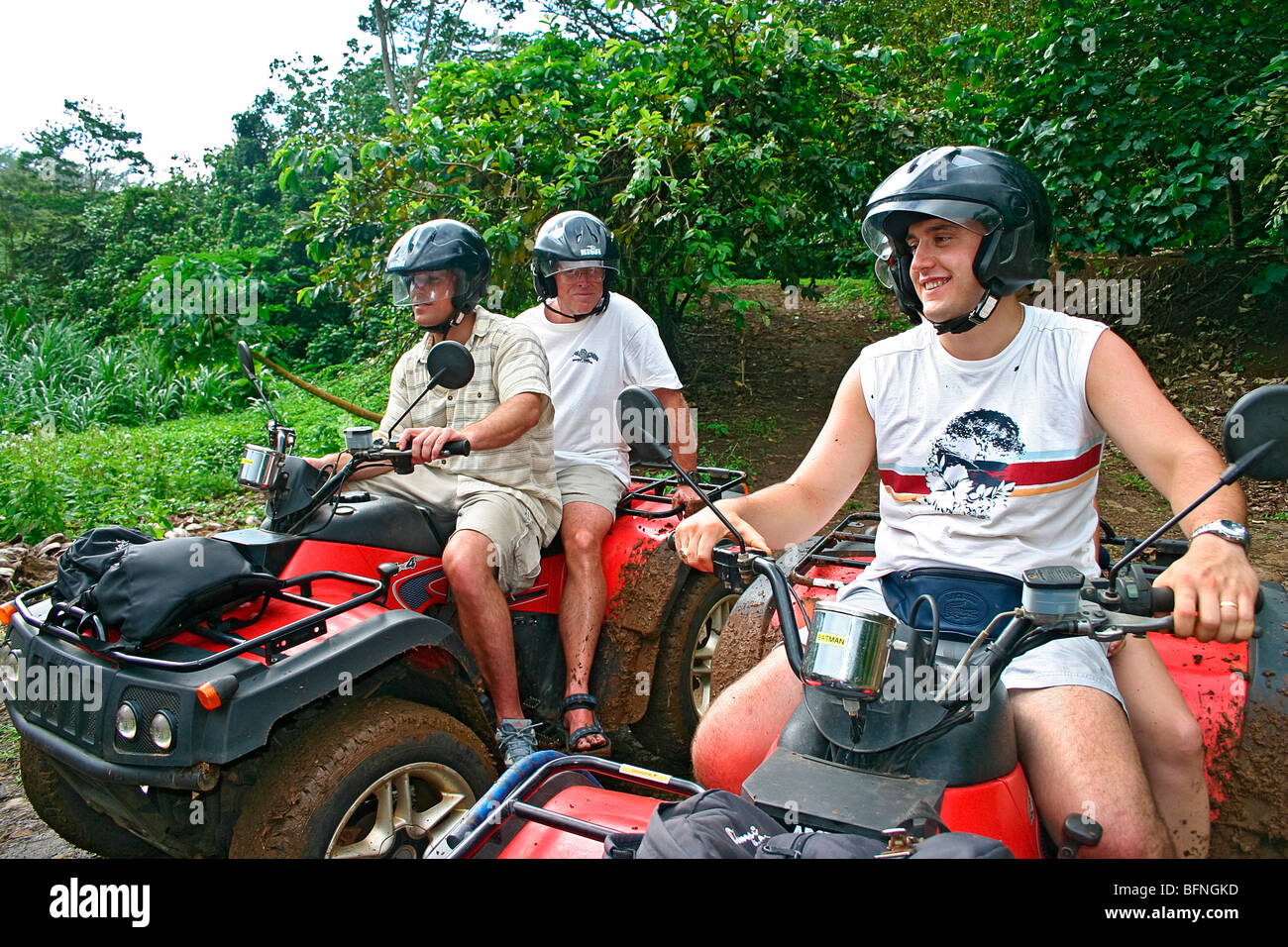 Aventure en VTT vers le bas des pistes de l'intérieur retour Moorea, Tahiti Banque D'Images