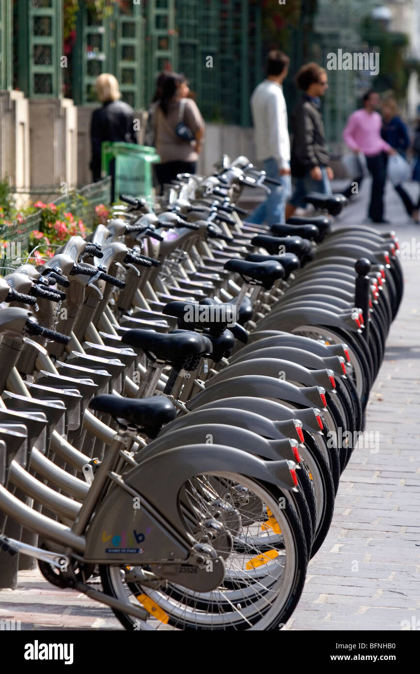 Public Velib location de vélos près des Halles à Paris, France. Banque D'Images