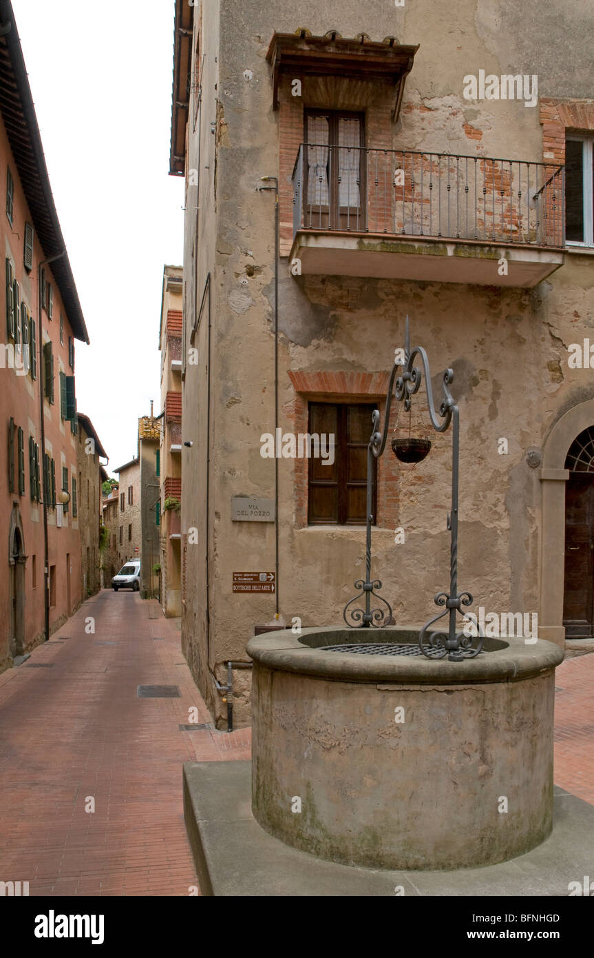 Scène de rue attrayants avec des vieux puits, Paciano, Ombrie Banque D'Images