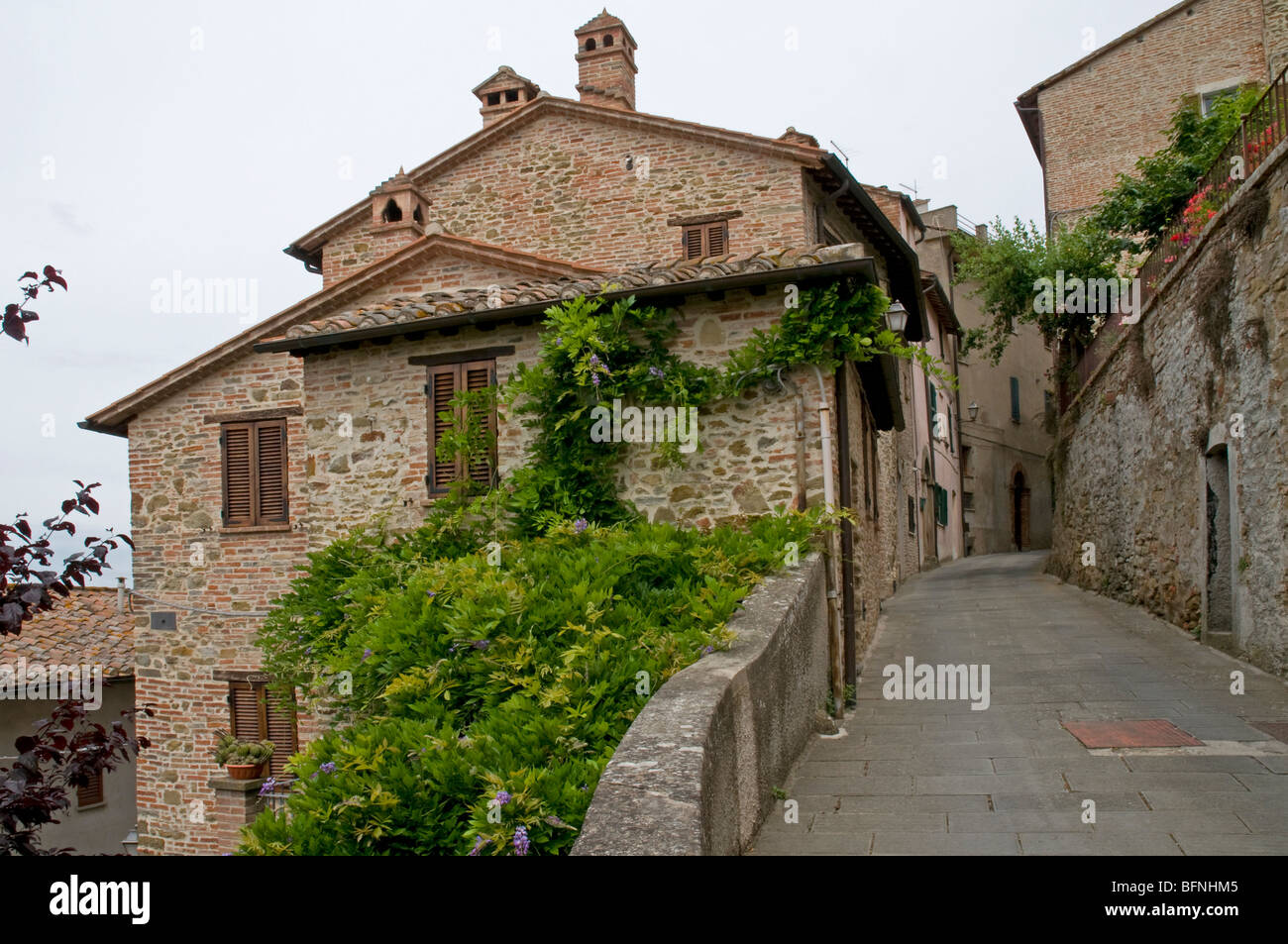 Belle scène de rue à Todi, Ombrie Banque D'Images