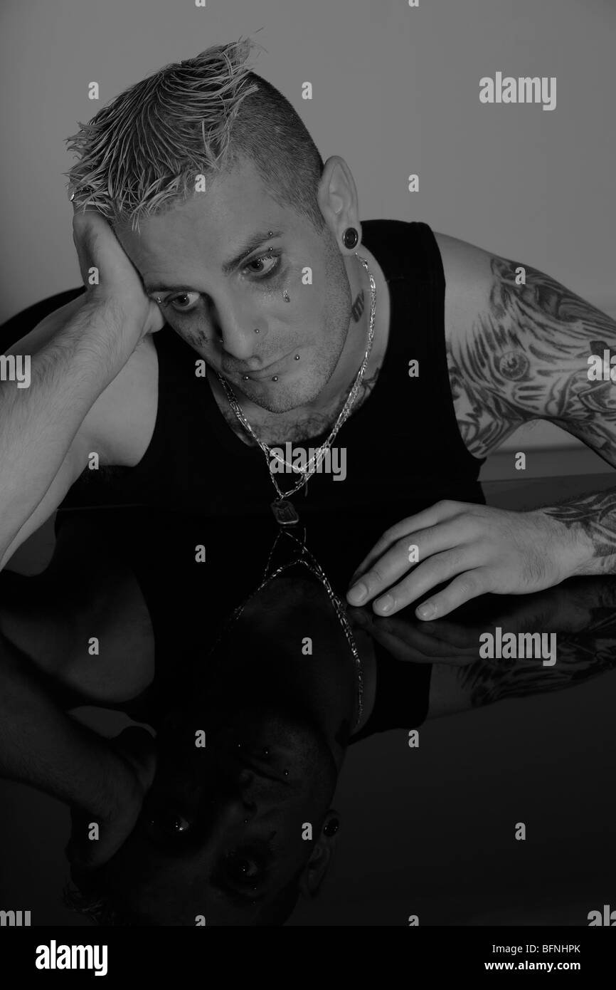 Portrait d'un triste homme romantique avec tatouage et perçage Banque D'Images