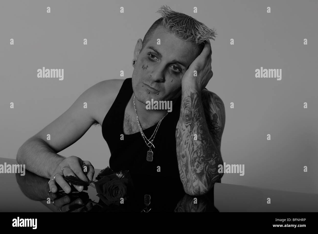 Portrait d'un triste homme romantique avec tatouage et perçage Banque D'Images