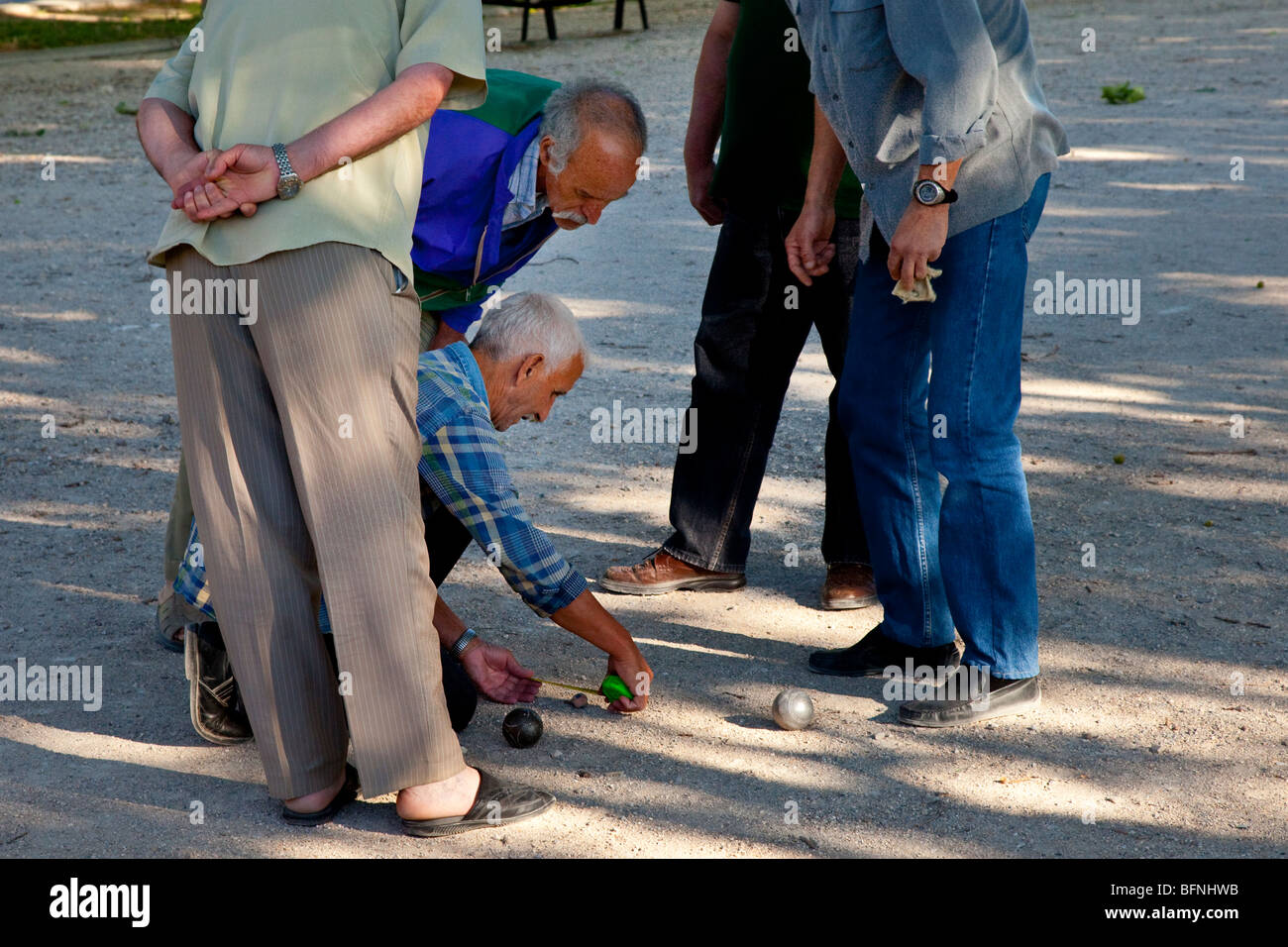 En tenant le jeu de pétanque très au sérieux - Arles Provence France Banque D'Images