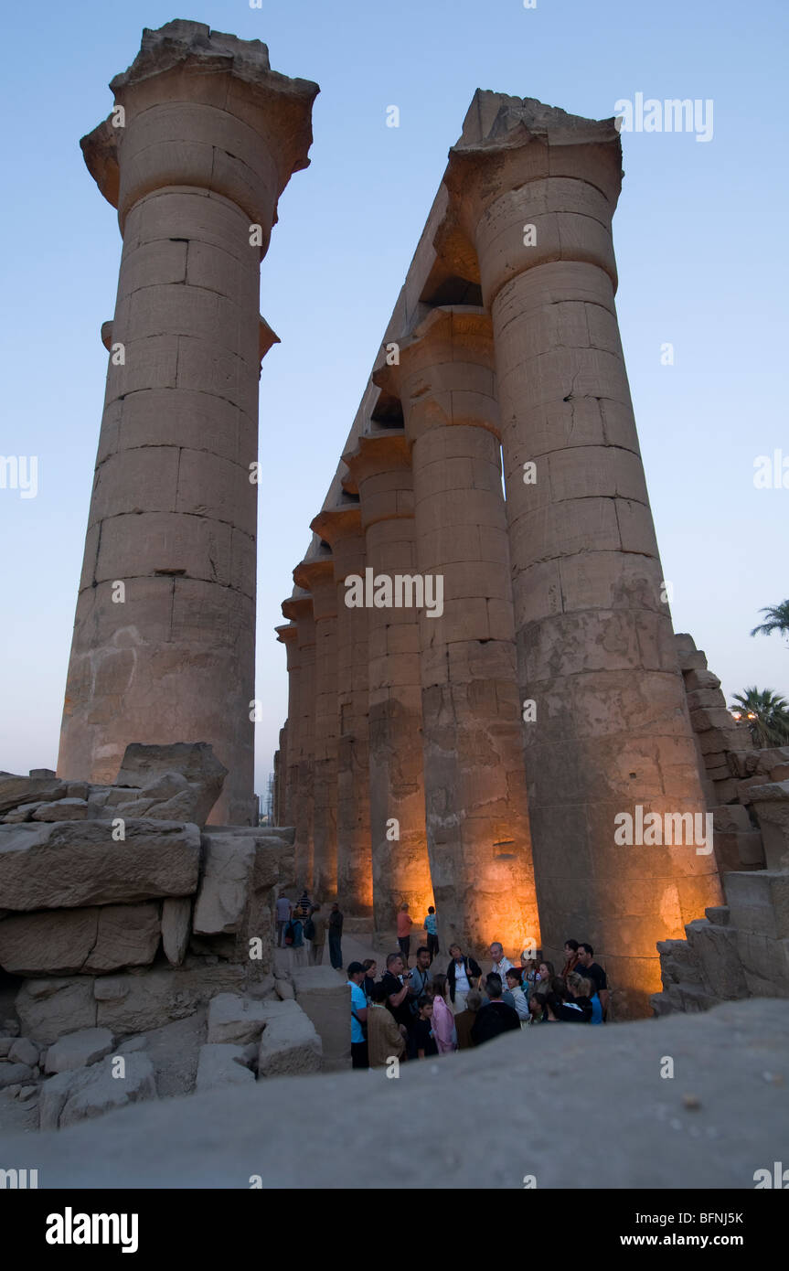 D'énormes colonnes dans le temple de Louxor en Égypte Photo Stock Alamy D'énormes colonnes dans le temple de Louxor en Égypte Photo Stock Alamy
