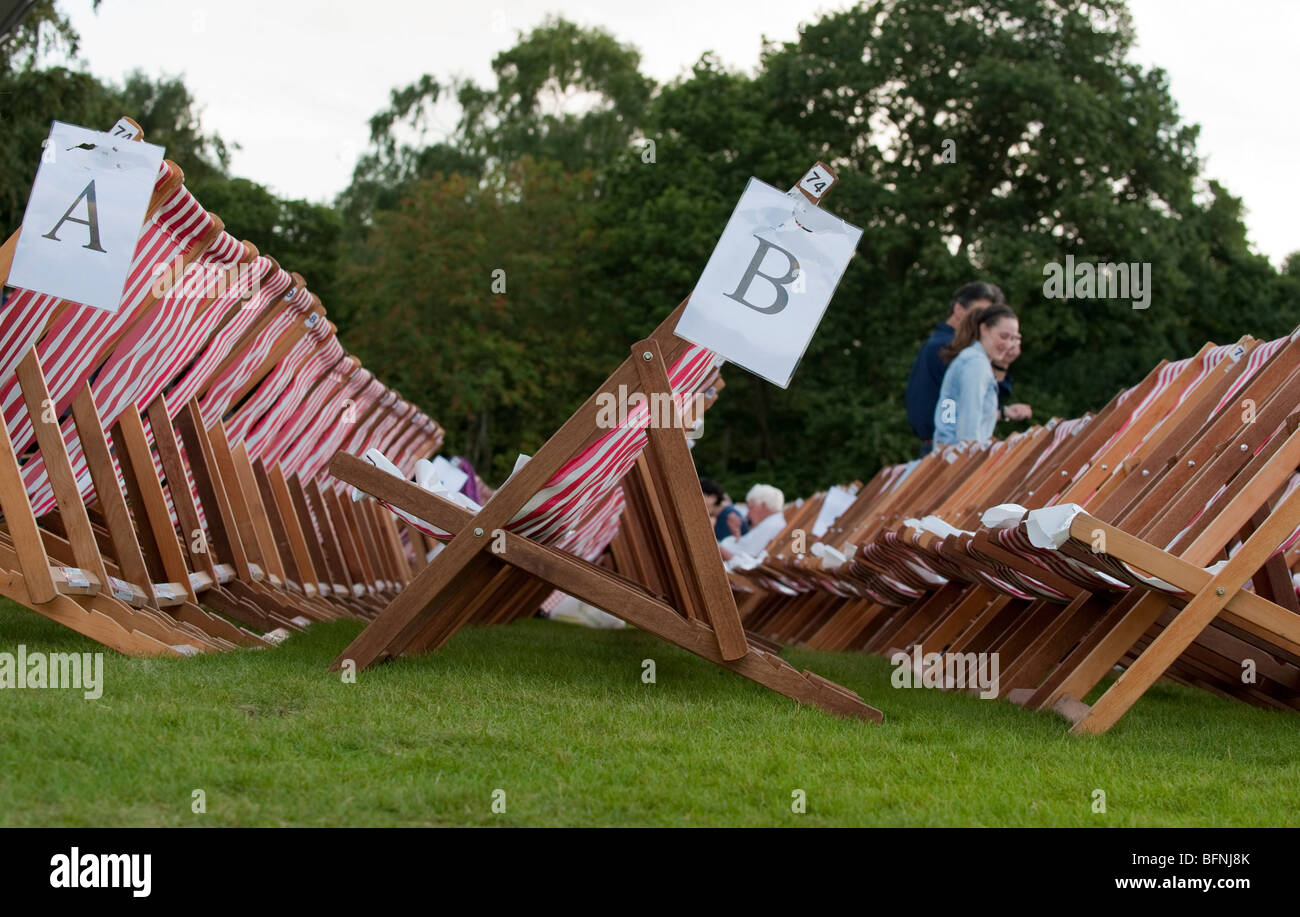 Des rangées de chaises longues au concert dans un parc Banque D'Images