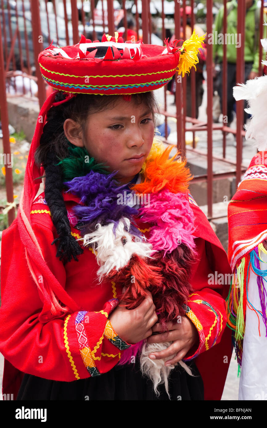 Jeune Fille de groupe communautaire péruvienne en costume traditionnel, Cusco, Pérou Banque D'Images