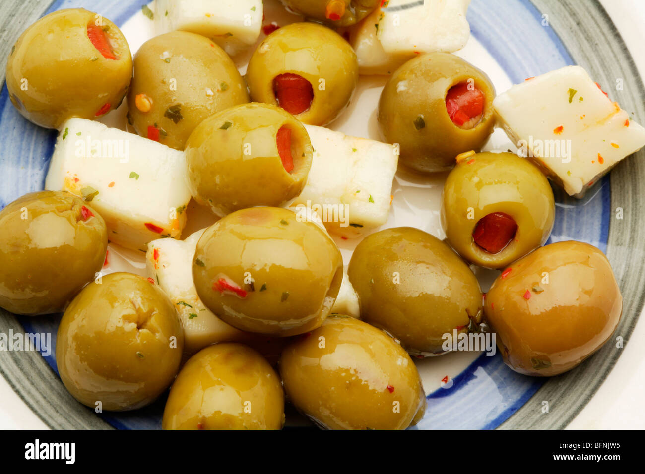 Pimento stuffed Olives Manzanilla fromage Manchego et Chill Banque D'Images