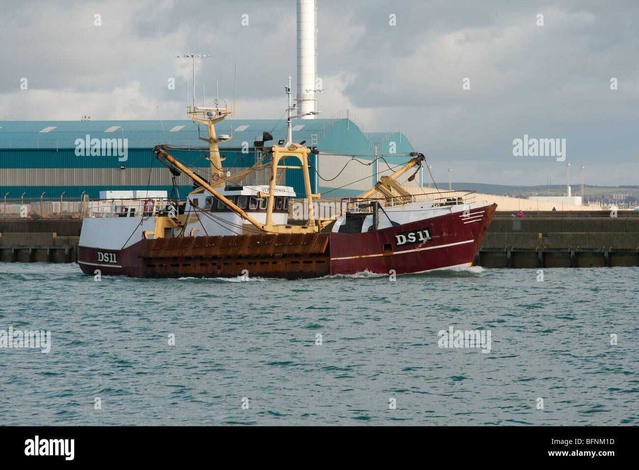 Un chalutier de partir vers l'entrée du port Shoreham. Banque D'Images