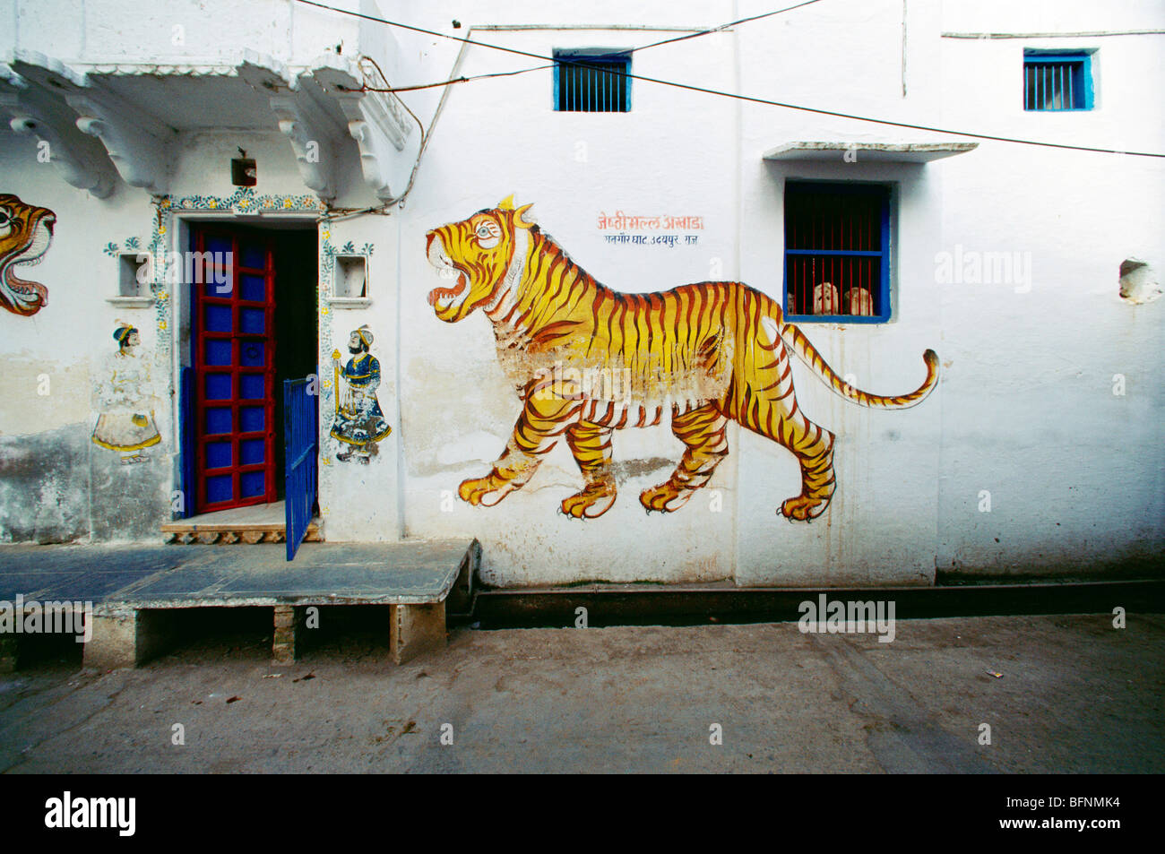 Peinture de mur de tigre sur le mur de la maison, Udaipur, Rajasthan, Inde, Asie Banque D'Images