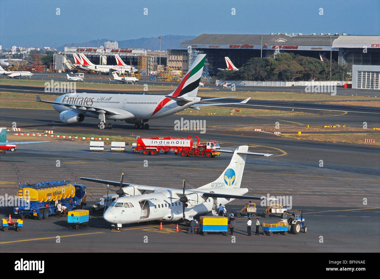 Avions Air India ; avion Emirates ; avion de ravitaillement en pétrole indien ; aéroport Santacruz ; Bombay ; Mumbai ; Maharashtra ; Inde ; asie Banque D'Images