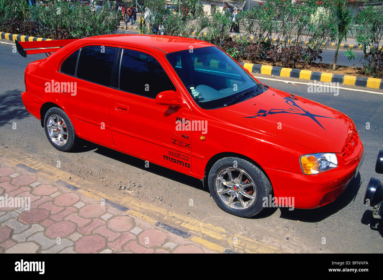 Hyundai accent rouge profil voiture ; Inde ; asie Banque D'Images