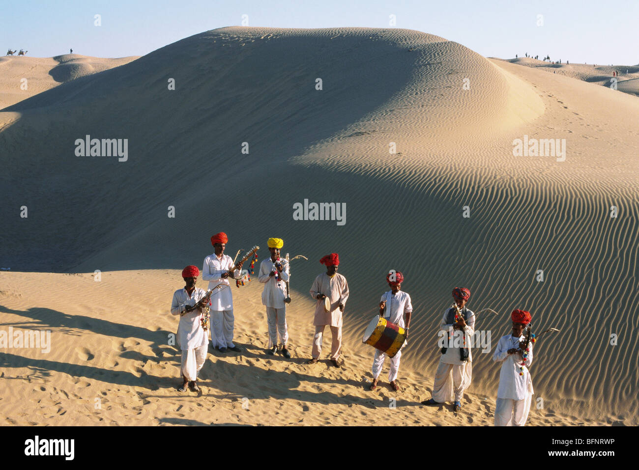 Rajasthani musiciens jouant de la musique dans les dunes de sable de sam ; Thar désert ; Jaisalmer ; Rajasthan ; Inde ; asie Banque D'Images