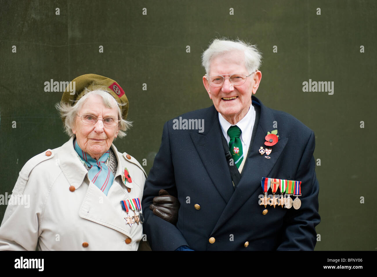 Un couple de personnes âgées d'anciens combattants de guerre le port des médailles Banque D'Images