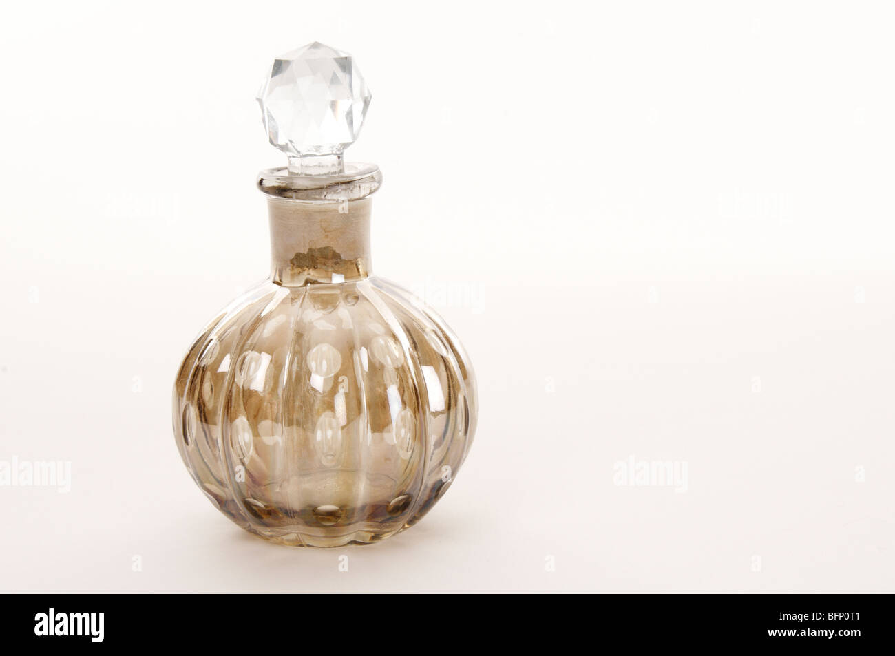 Flacon de parfum en verre ouvragé avec bouchon en verre Banque D'Images