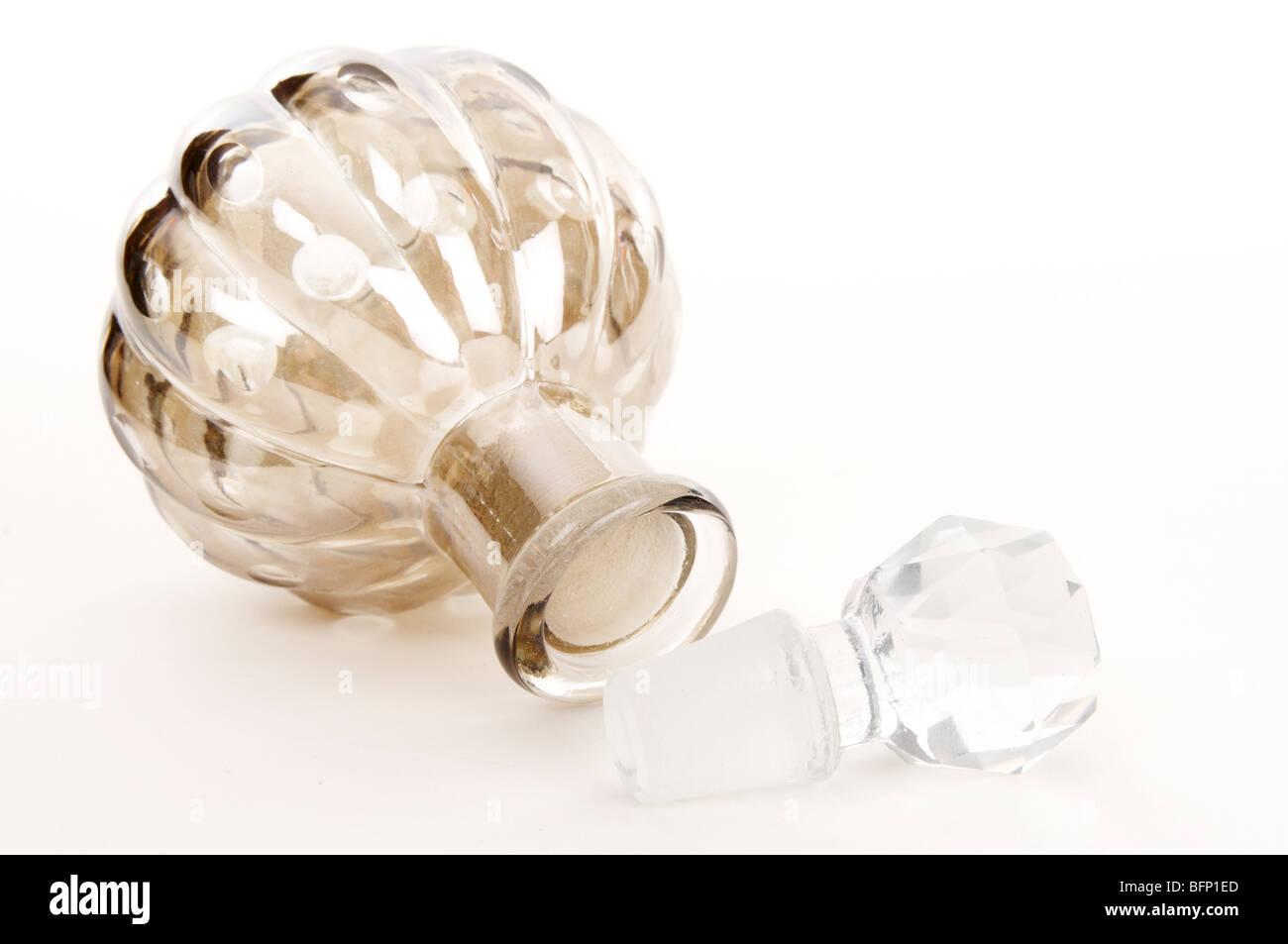 Flacon de parfum en verre ouvragé avec bouchon en verre Banque D'Images