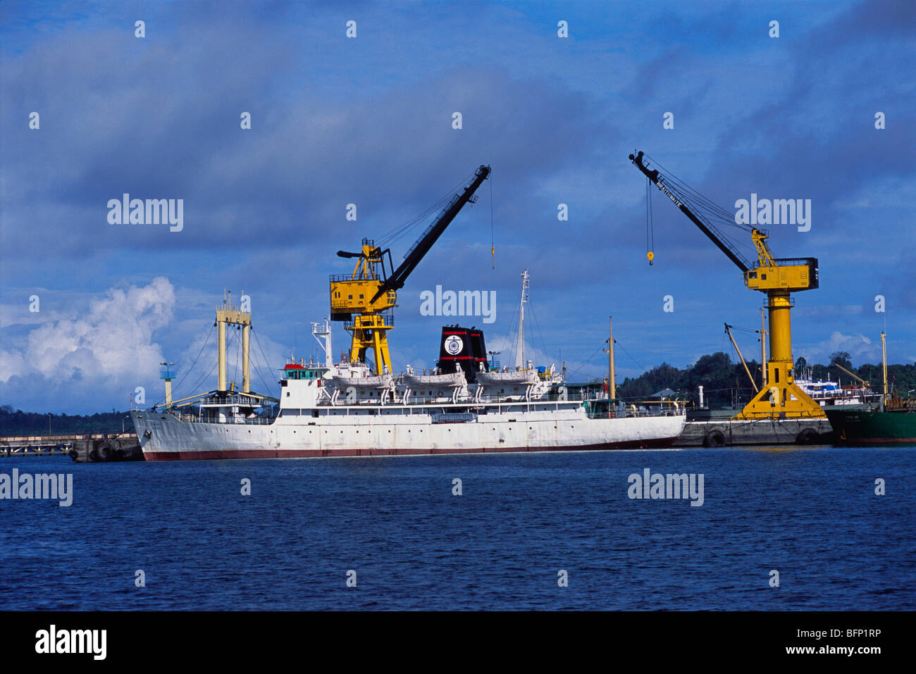 Cranes Chargement navire Port Blair Iles Andaman en Inde Banque D'Images