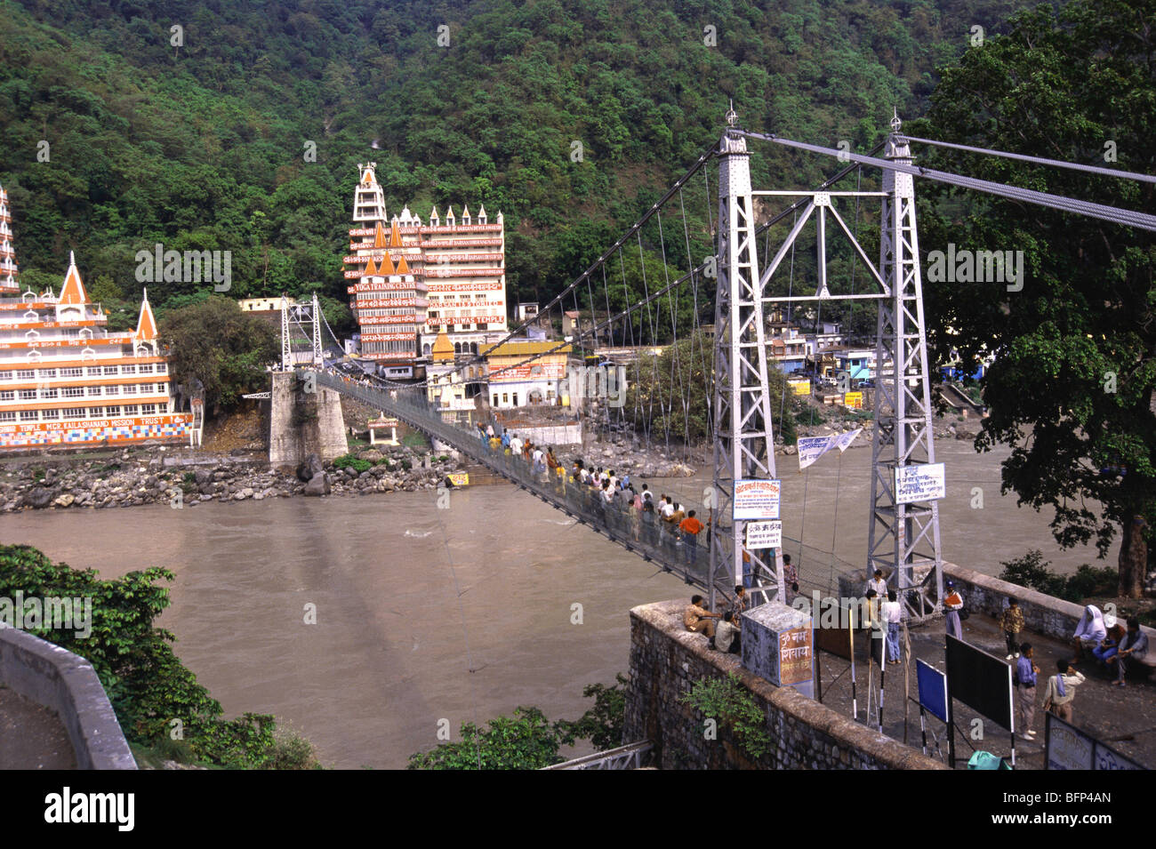 Lakshman Jhula ; Laxman Jhula ; pont suspendu ; passerelle ; passerelle piétonne ; Rishikesh ; Uttarenchal ; Uttarakhand ; Inde ; asie Banque D'Images