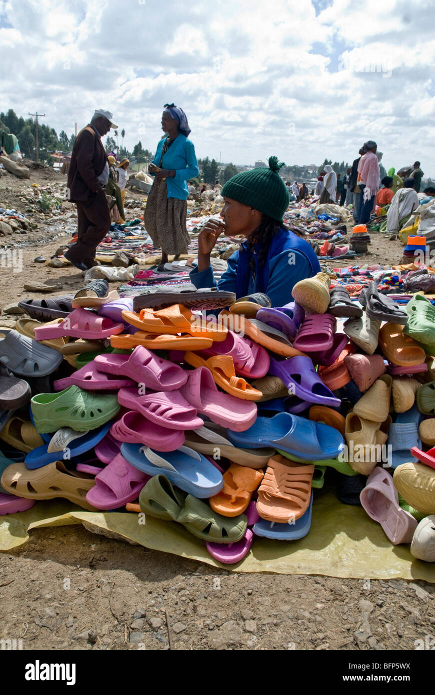 Femme vendant des chaussures en plastique coloré marché Murry à Addis-Abeba  en Ethiopie Photo Stock - Alamy
