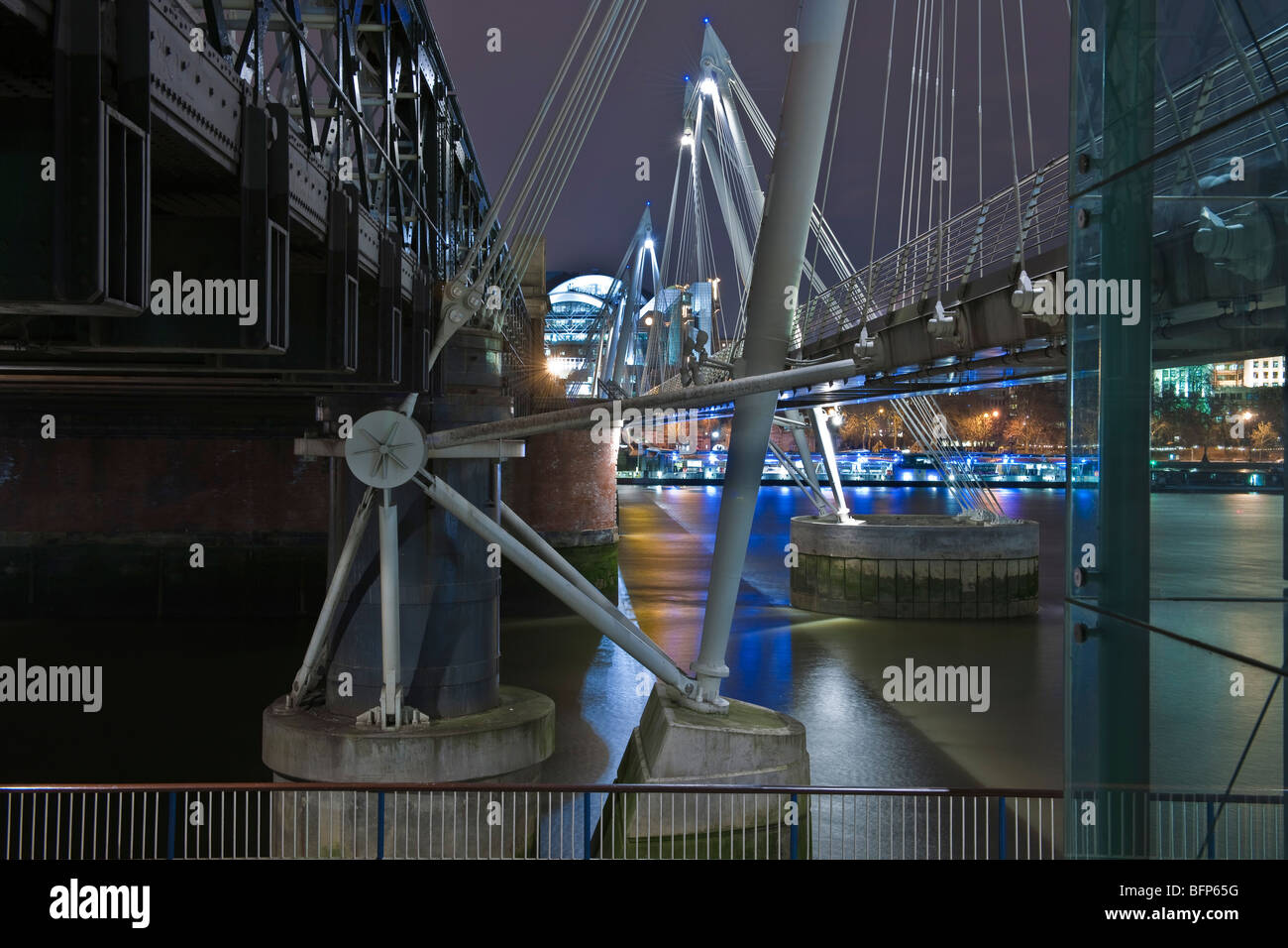 Hungerford et Jubilee bridges à Londres, Angleterre Banque D'Images