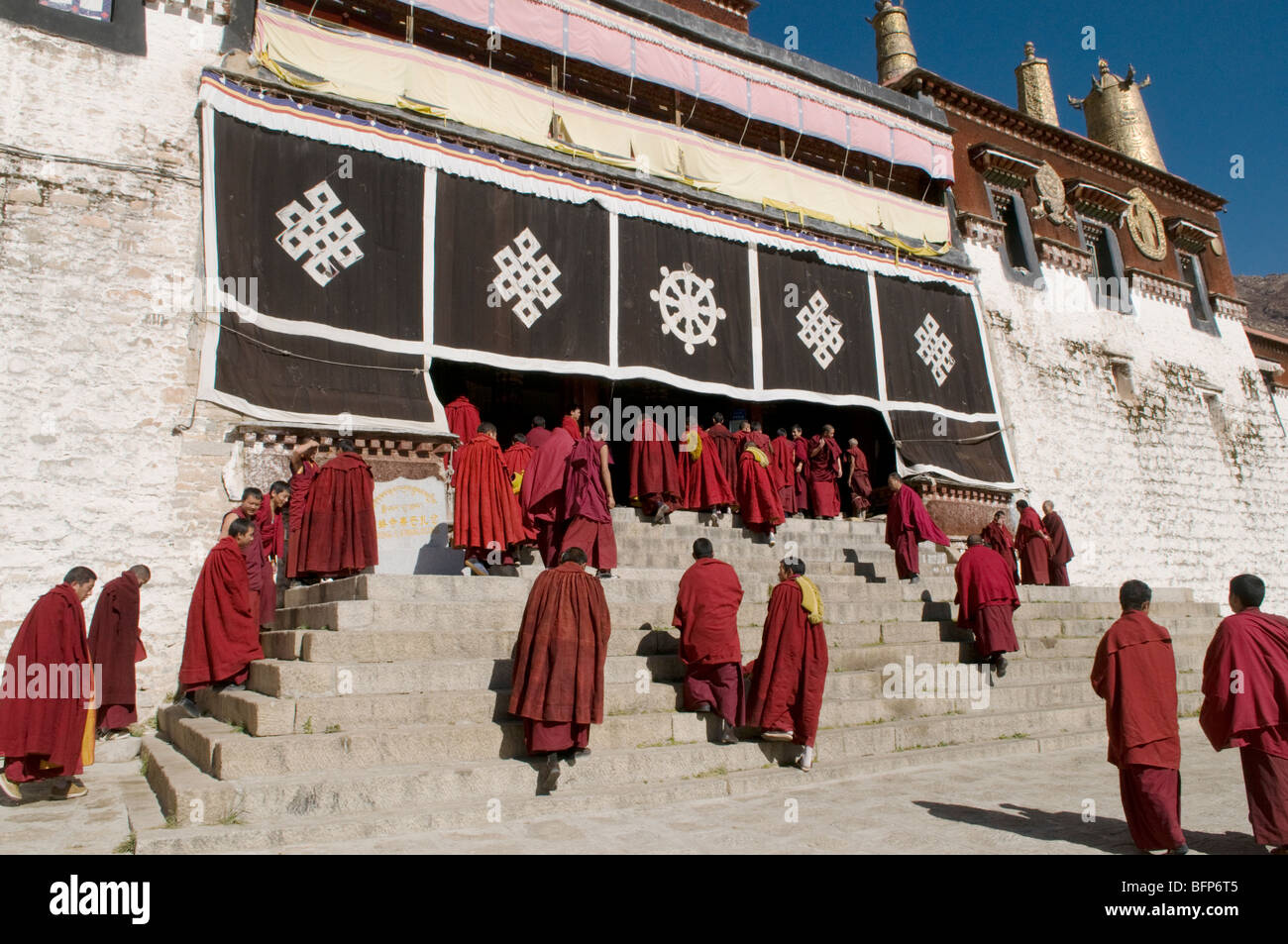 Moines en face de la grande salle de prière dans le célèbre monastère de Drepung, le plus grand de Lhassa au Tibet. Banque D'Images