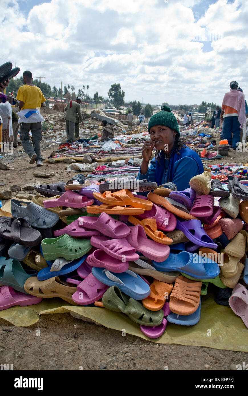 Femme vendant des chaussures en plastique coloré marché Murry à Addis-Abeba  en Ethiopie Photo Stock - Alamy