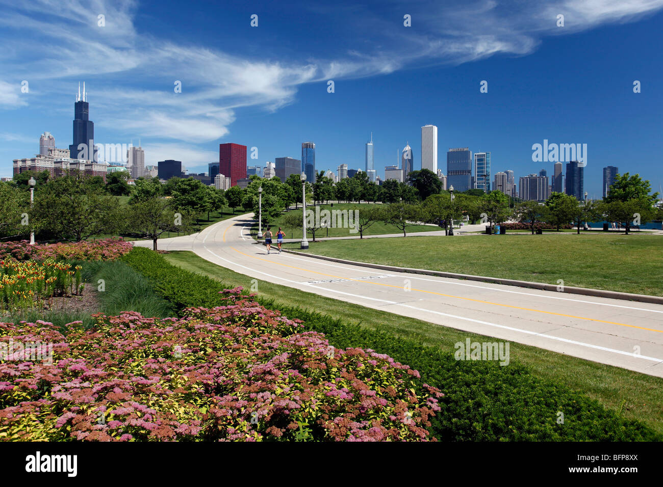Les joggeurs le long chemin avec horizon de Chicago à distance Banque D'Images