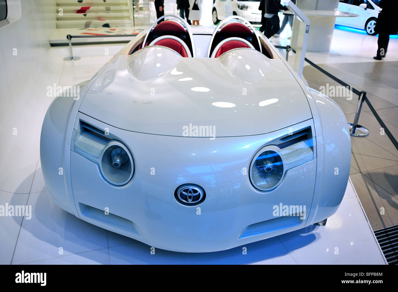 Paris, France, présentoir, salle d'exposition des voitures neuves, Toyota concept car, CSS, vue de face, concept d'économie verte mondiale, shopping dans le futur, voitures électriques, Banque D'Images