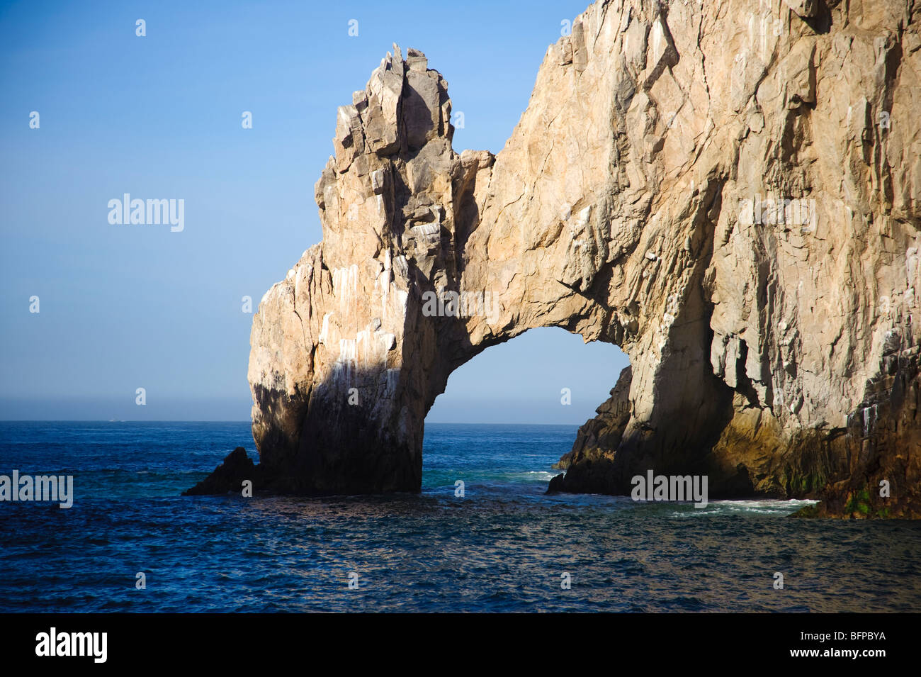 Los Arco est le symbole de Cabo San Lucas, Mexique. La formation rocheuse qui sépare la baie du Pacifique à sculpté vague Banque D'Images
