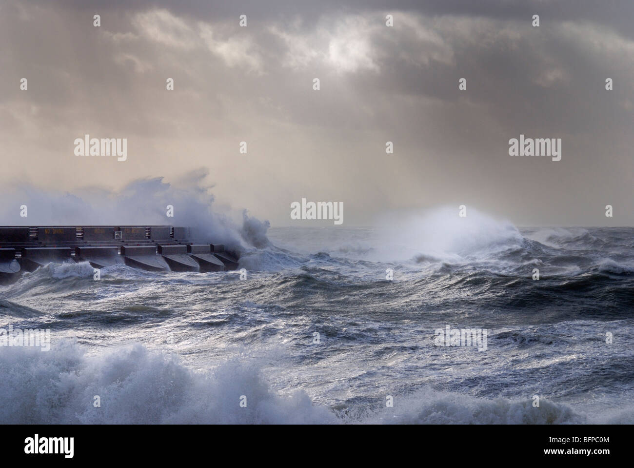 Des vagues dans une mer agitée impact sur le port de plaisance de Brighton Banque D'Images
