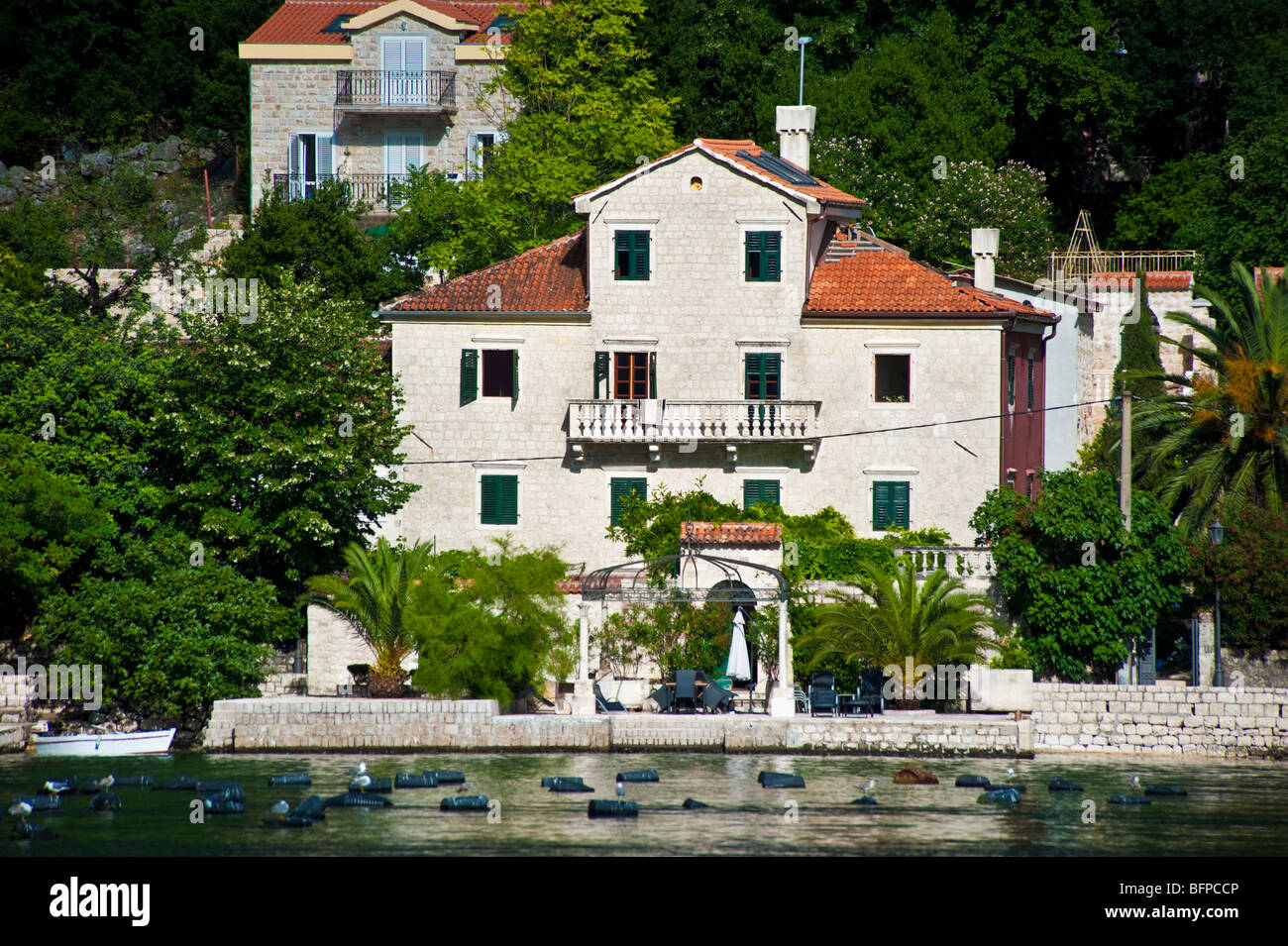 Façades le long bord de l'eau près de centre historique de la ville de Perast, Risan Bay, baie de Kotor, Monténégro Banque D'Images