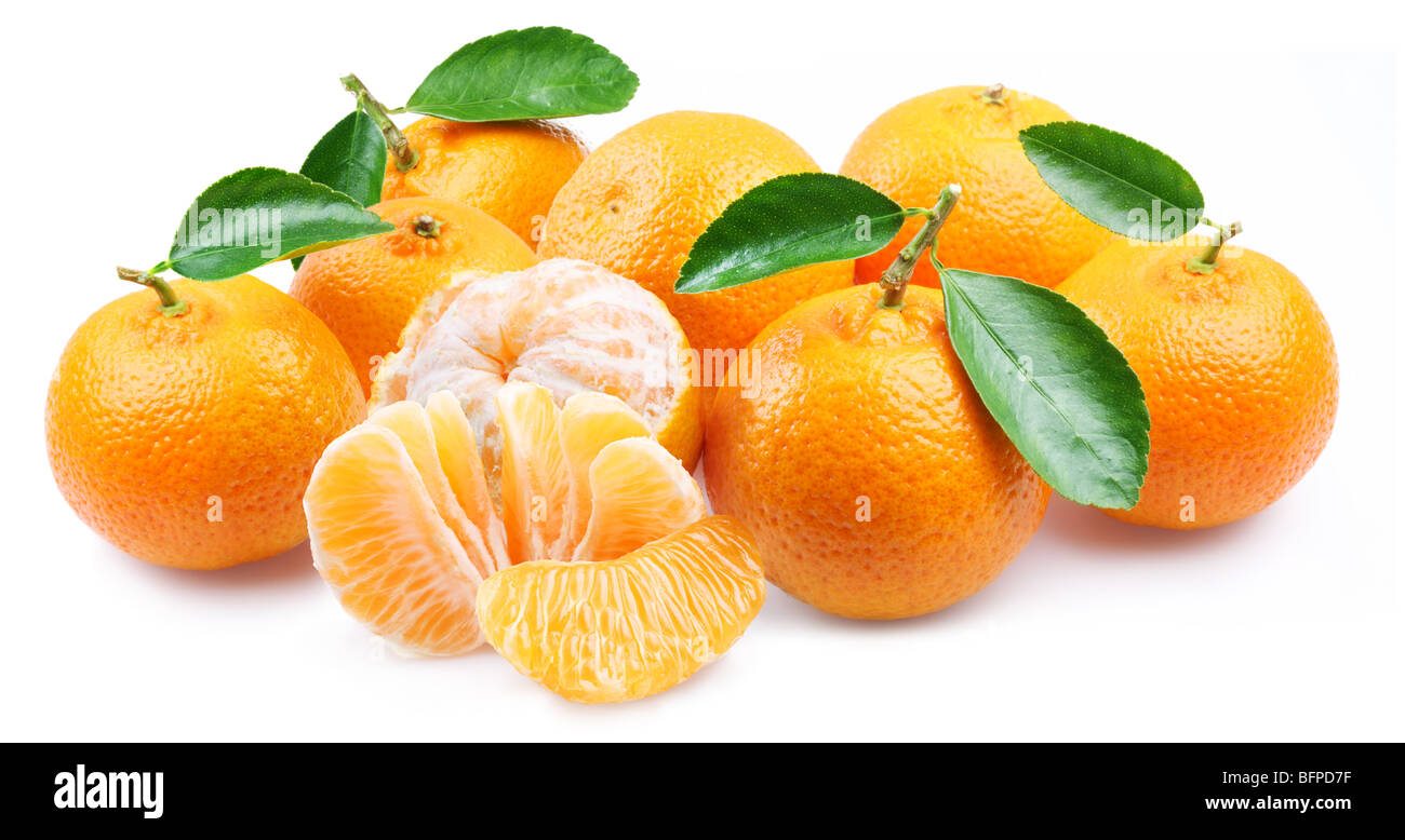 Mandarines avec segments sur un fond blanc Banque D'Images