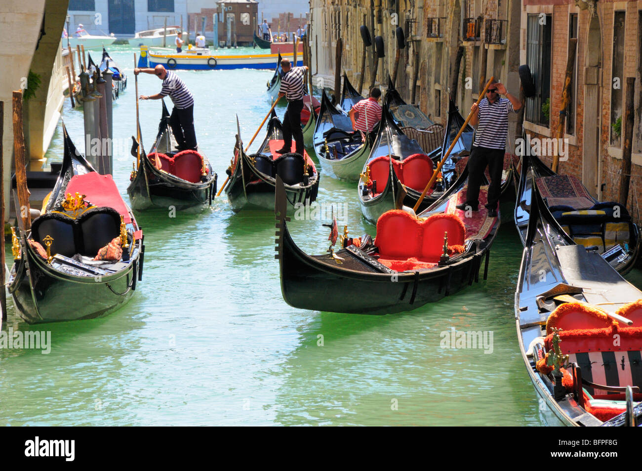Venise, Vénétie, Italie. Gondoles et gondoliers Banque D'Images