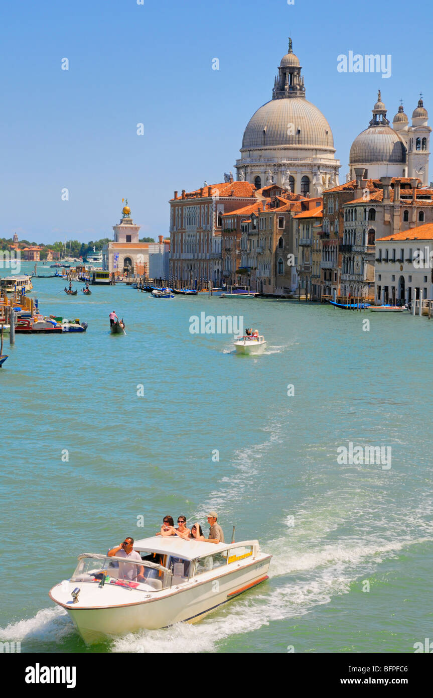 Venise, Vénétie, Italie. Taxi de l'eau dans le Grand Canal - Santa Maria della Salute Banque D'Images