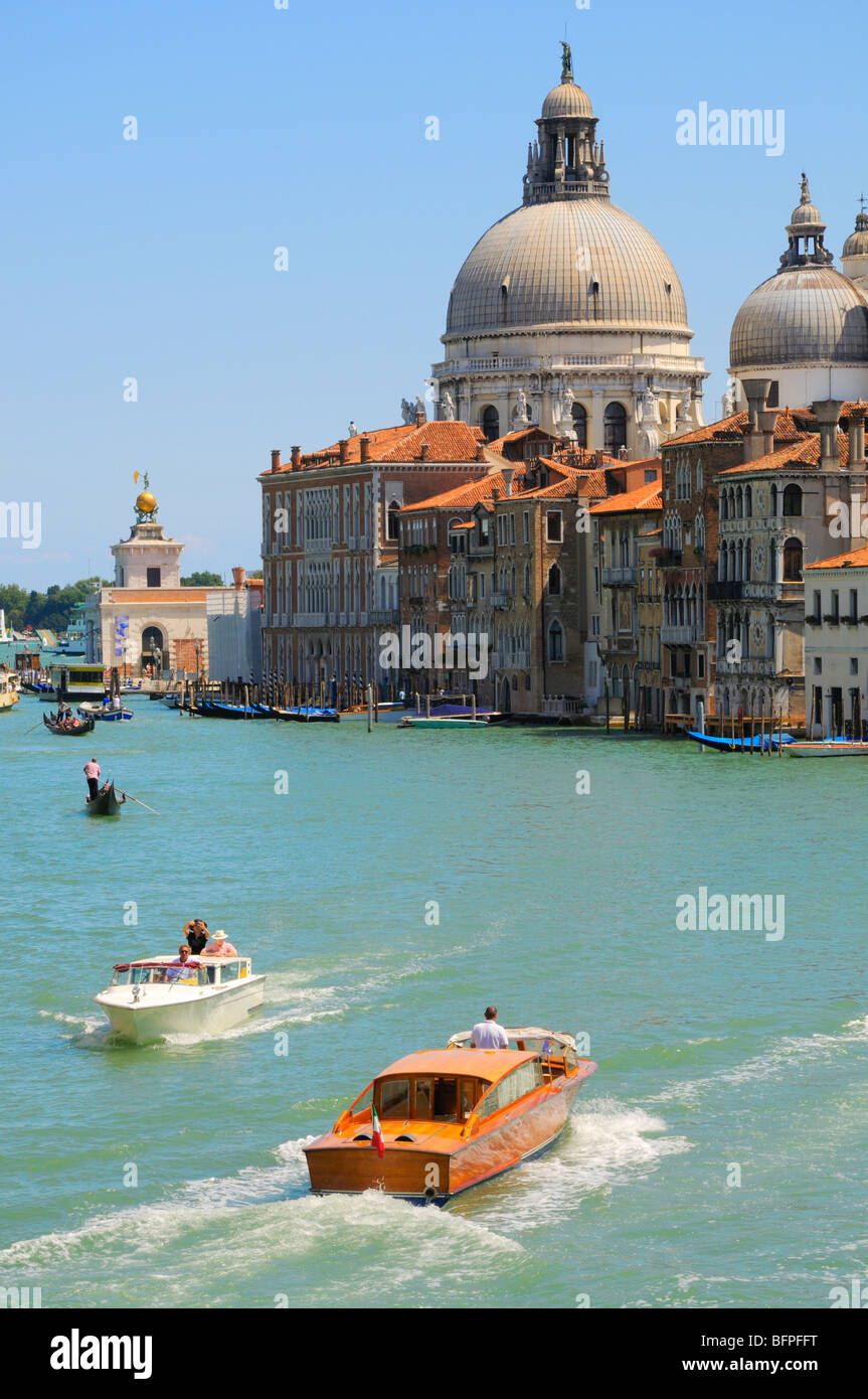 Venise, Vénétie, Italie. Taxi de l'eau dans le Grand Canal - Santa Maria della Salute Banque D'Images