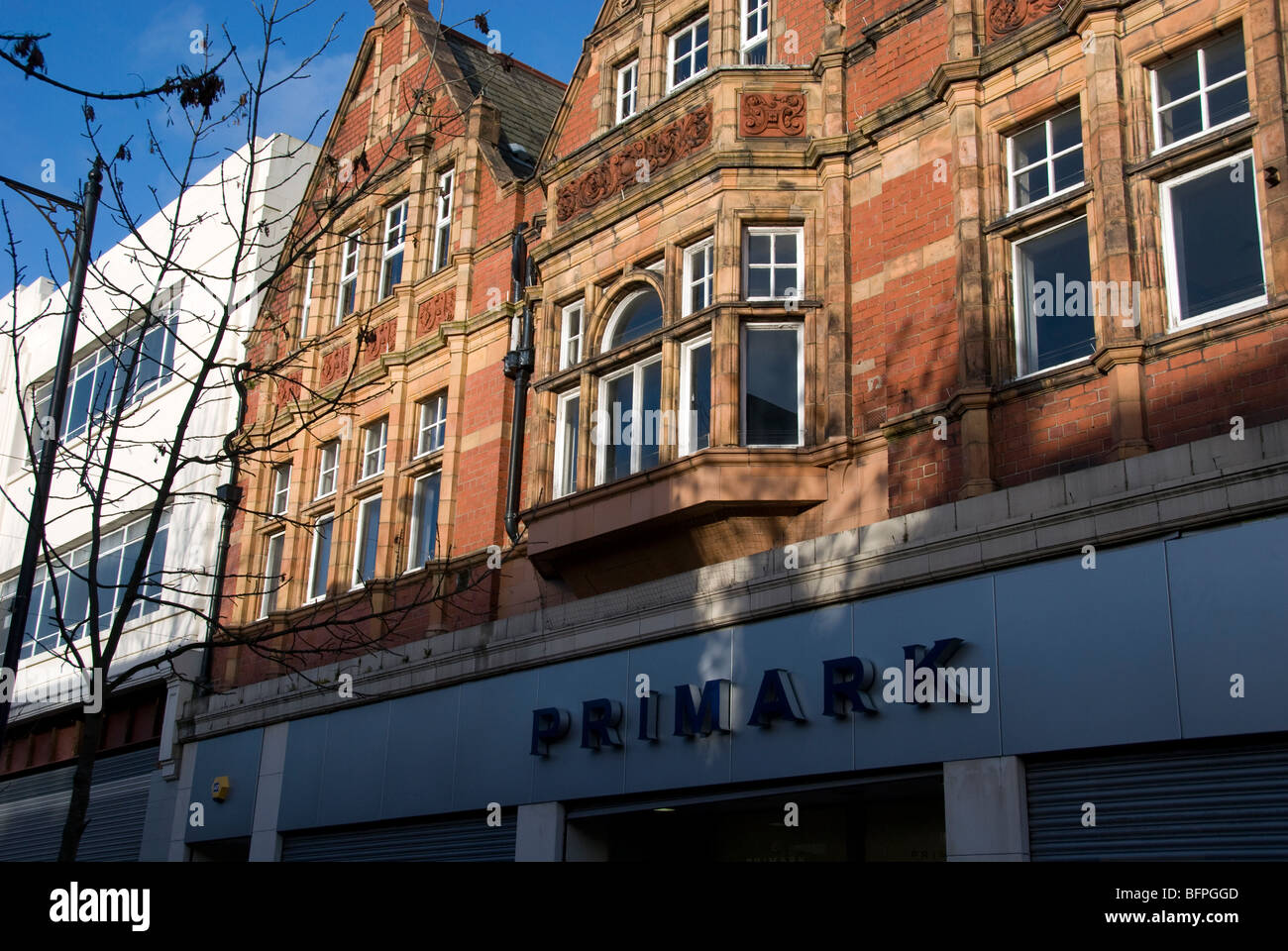 Détail de l'architecture et de la devanture du magasin Primark dans Grange Road, Birkenhead, Merseyside Banque D'Images