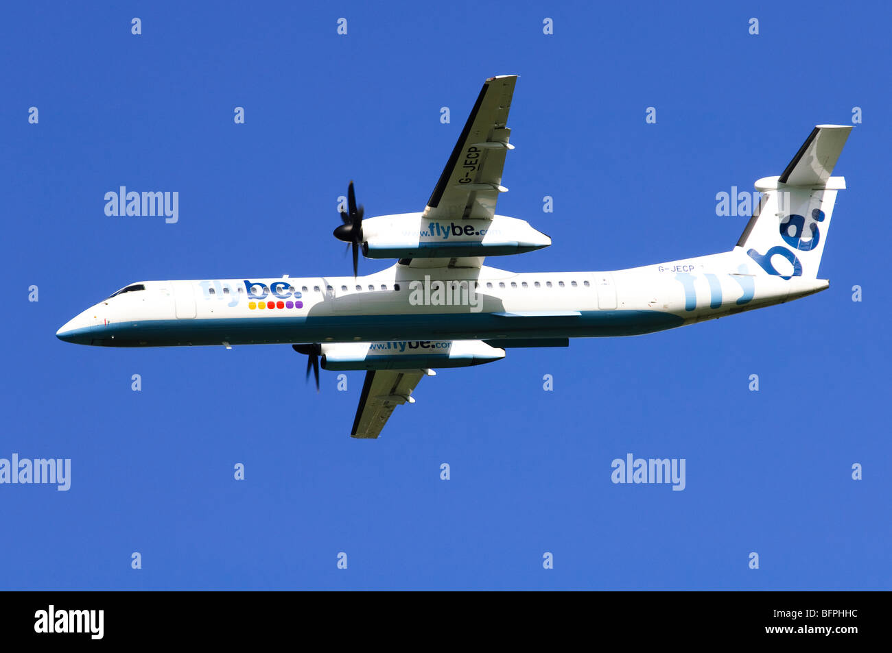 Bombardier DASH 8 exploité par Flybe avion après son décollage de l'aéroport de Birmgham, UK. Banque D'Images