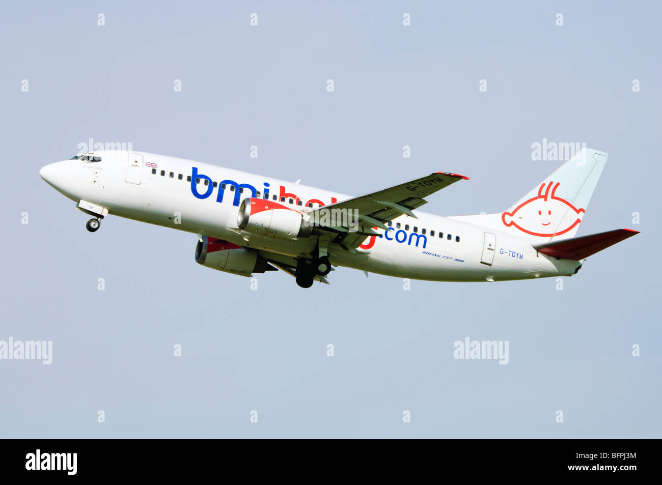 Boeing 737 exploité par BMI baby escalade de décoller à l'aéroport de Birmingham, Royaume-Uni. Banque D'Images