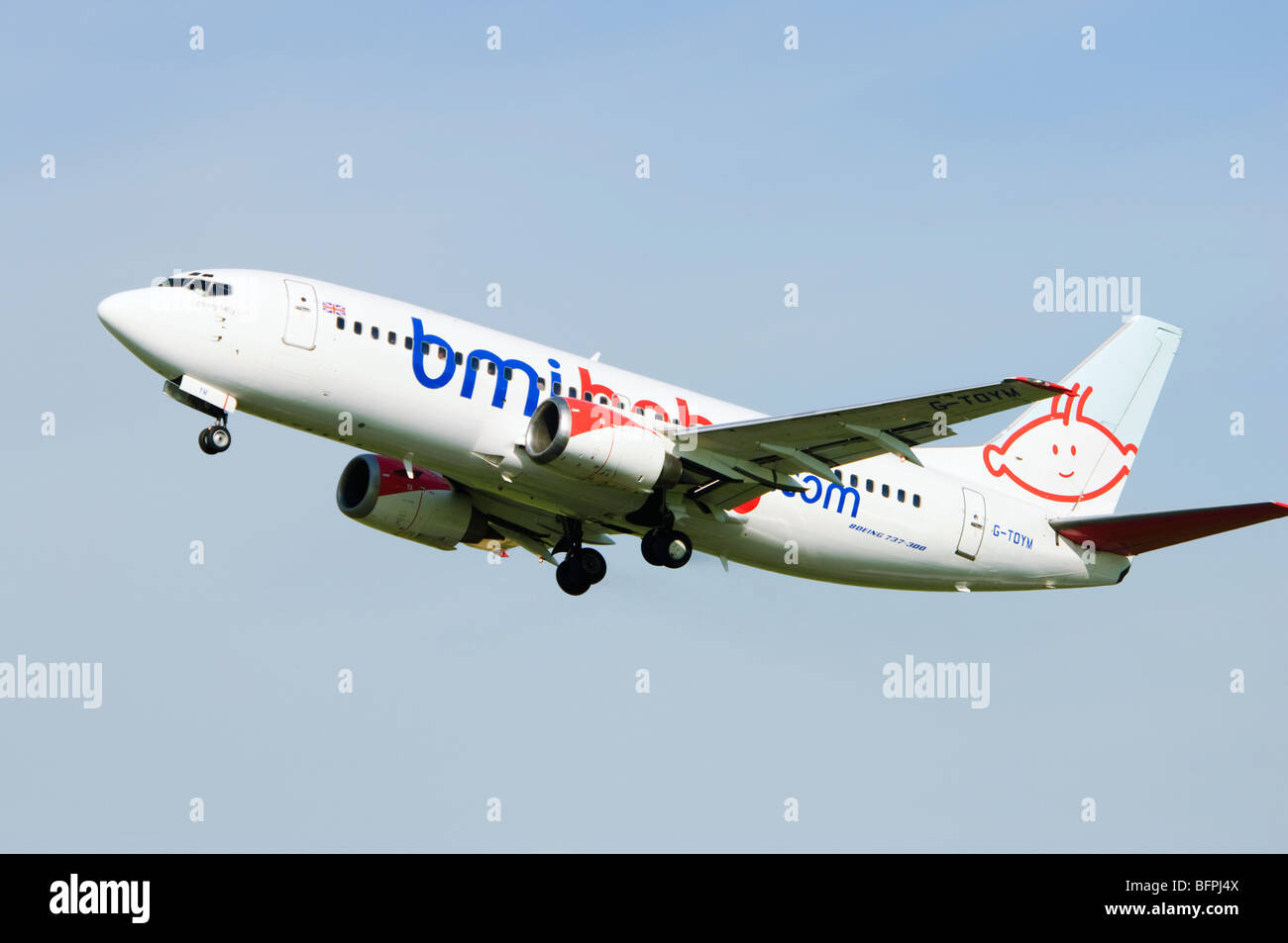 Boeing 737 exploité par BMI baby escalade de décoller à l'aéroport de Birmingham, Royaume-Uni. Banque D'Images