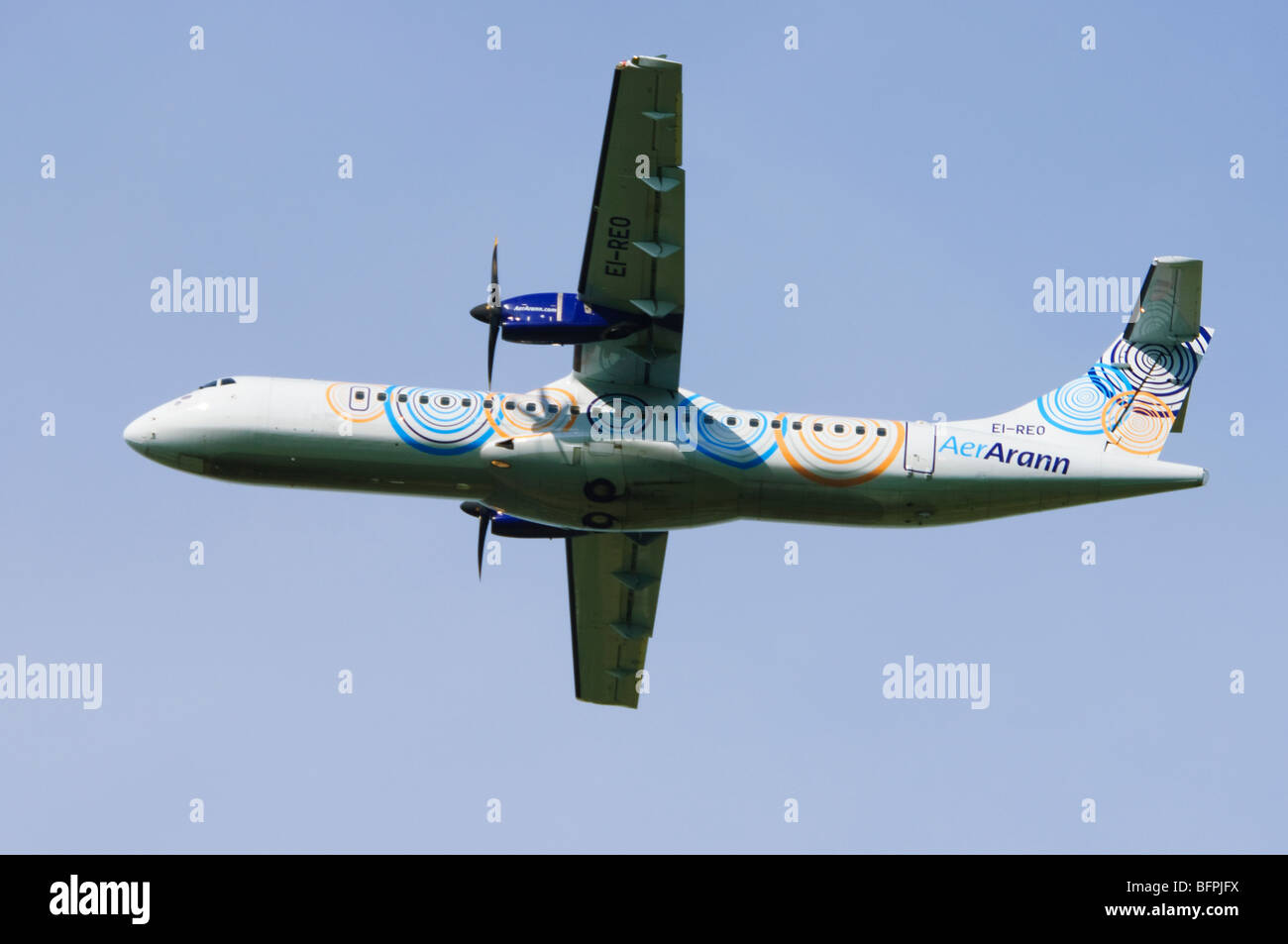 ATR-72 exploité par Aer Arran escalade après avoir décollé de l'aéroport de Birmingham, Royaume-Uni. Banque D'Images