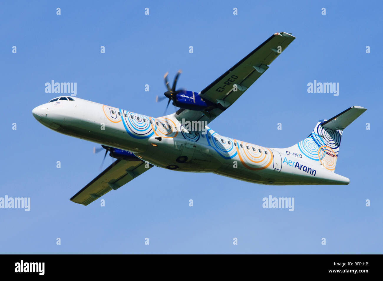 ATR-72 exploité par Aer Arran escalade après avoir décollé de l'aéroport de Birmingham, Royaume-Uni. Banque D'Images
