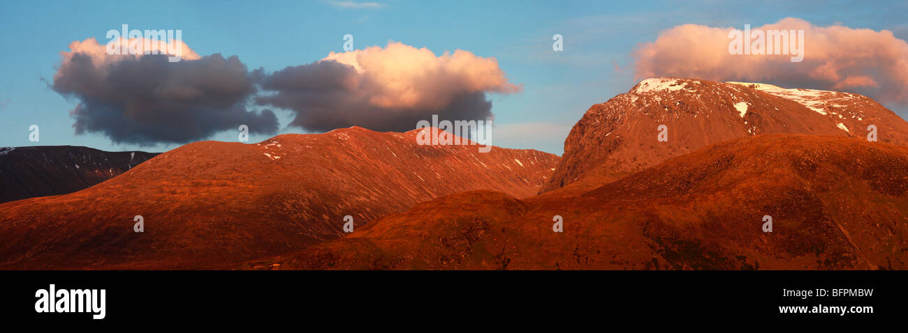 Et Ben Nevis Nevis Range éclairé par un soleil couchant, près de Fort William, Highlands, Scotland, UK Banque D'Images