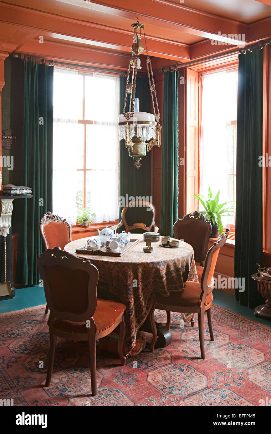 Salon de style victorien avec table et chaises Zuiderzeemuseum Enkhuizen Pays-Bas Banque D'Images