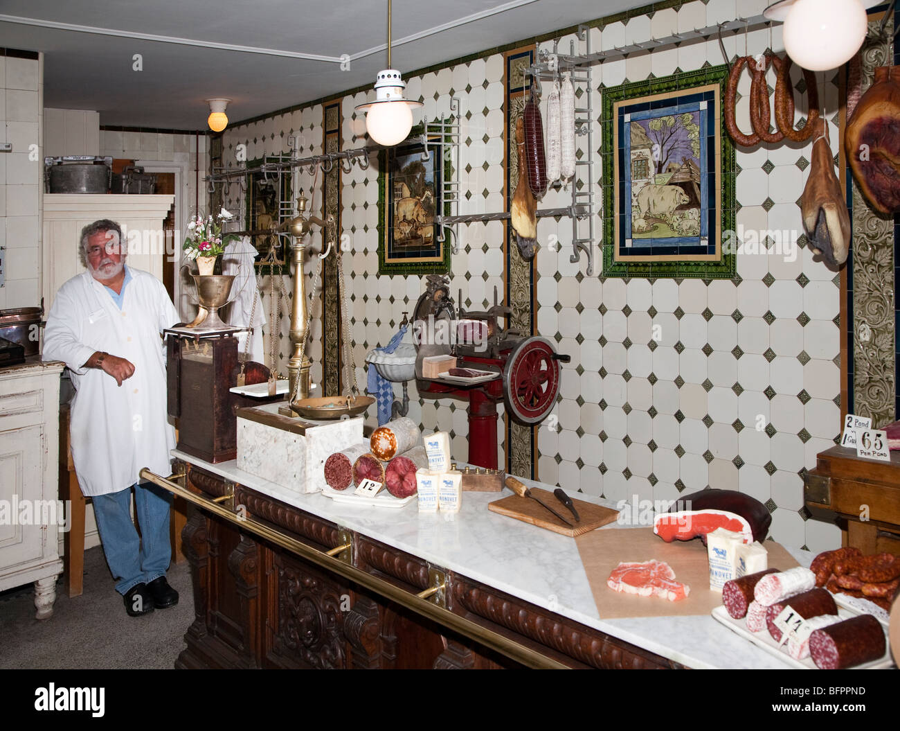 Boucher en magasin avec comptoir en folk museum Zuiderzeemuseum Enkhuizen Pays-Bas Banque D'Images