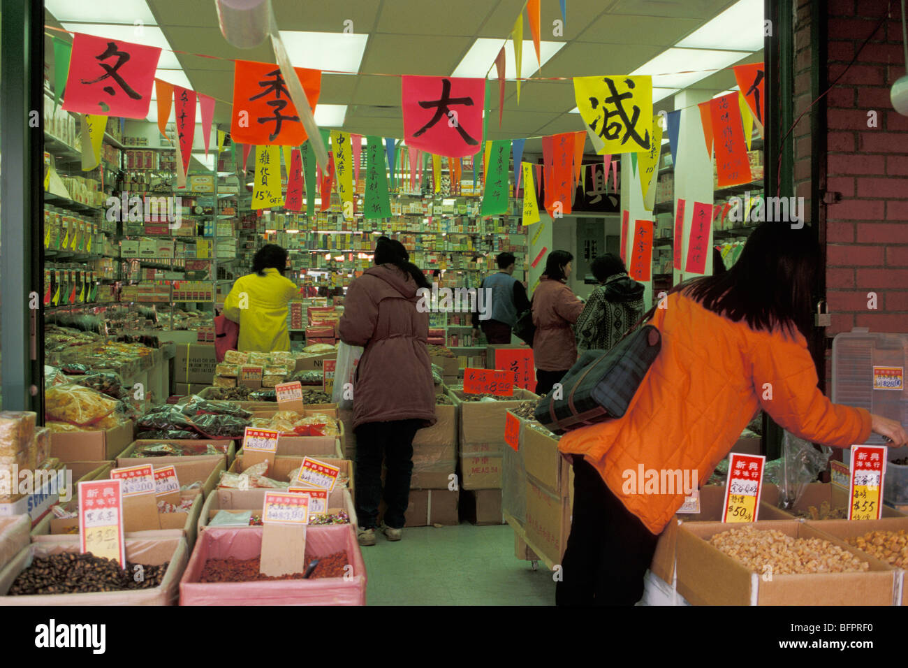 Les gens pour l'achat des dernières années les aliments à Hong Sun Trading Company Mercerie, Chinatown, Vancouver, BC, Canada Banque D'Images