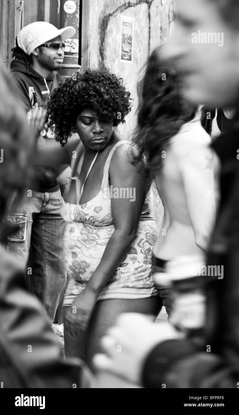 Danseurs femme avec un homme à l'extérieur d'un bar à Notting Hill Carnival 2009 Banque D'Images