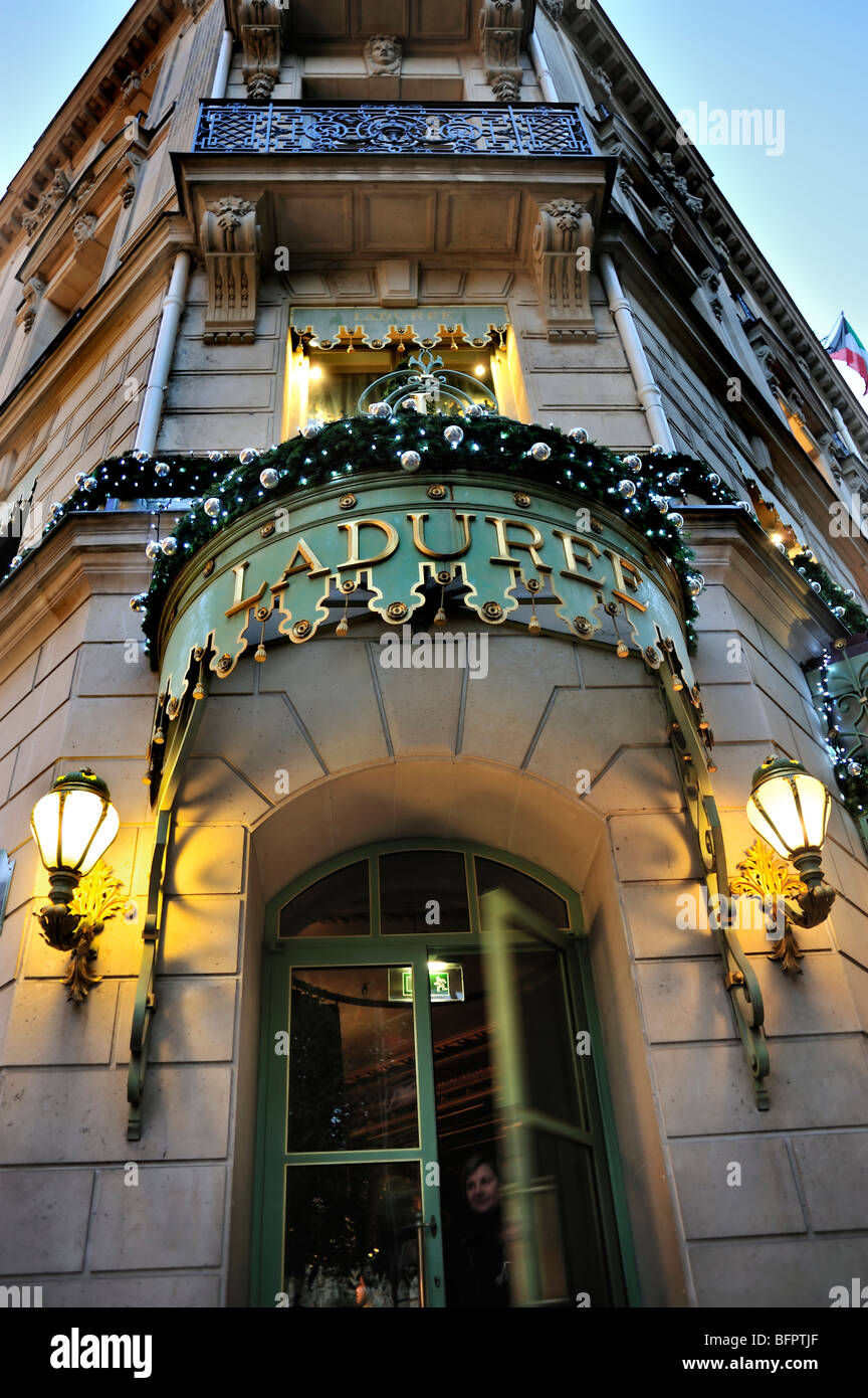 Paris, France, Laduree Café, Bar, boulangerie française , 'Avenue champs Elysées', entrée principale, bâtiment ancien, Vintage, devanture du café-restaurant de paris Banque D'Images