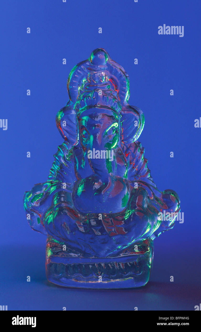 Lord Ganesh verre cristal idole sur fond bleu inde Art indien asie artisanat asiatique Banque D'Images