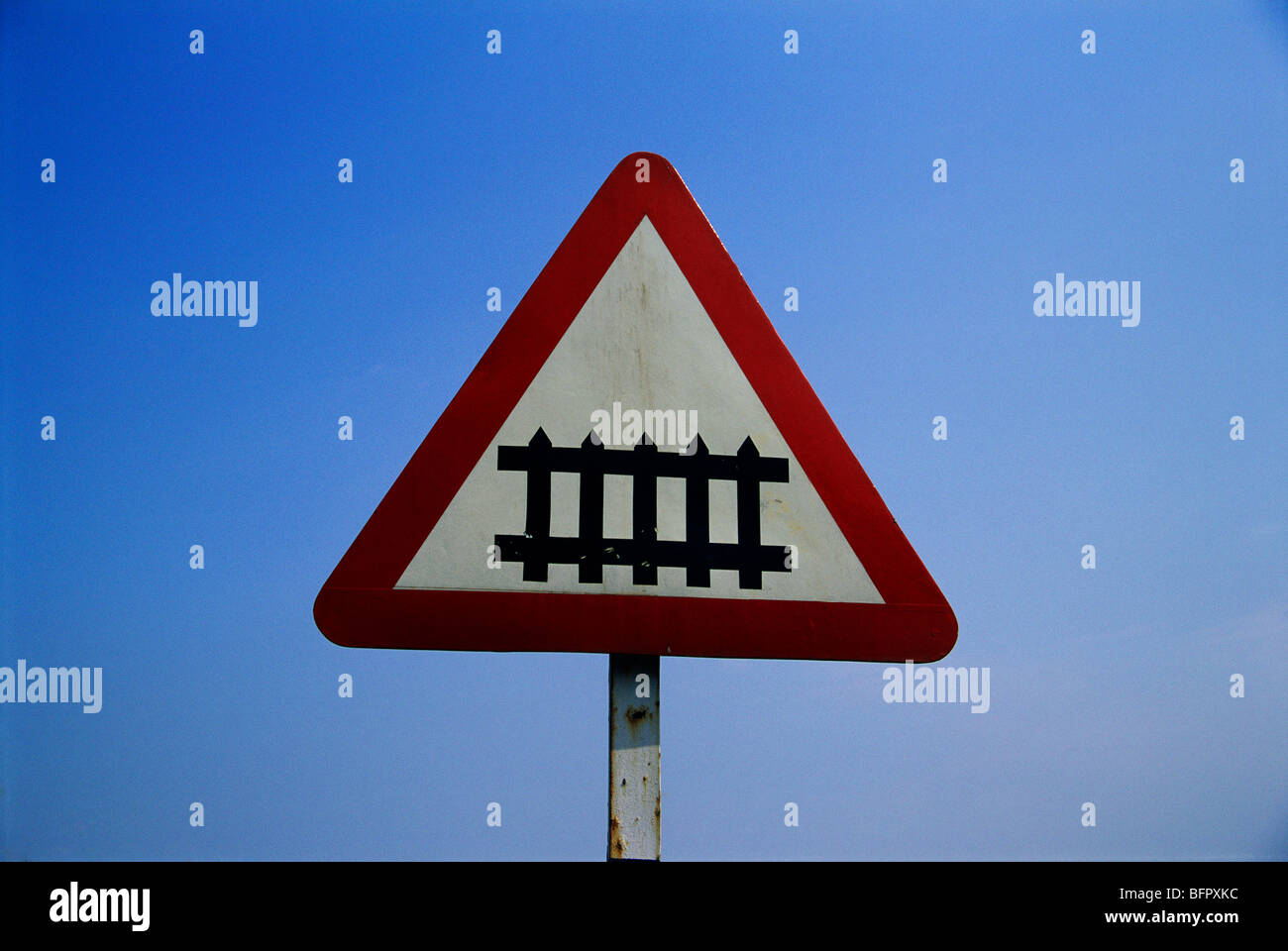 66639 RSC : Pancarte de passage à niveau ; ; ; Inde Maharashtra Matheran Banque D'Images