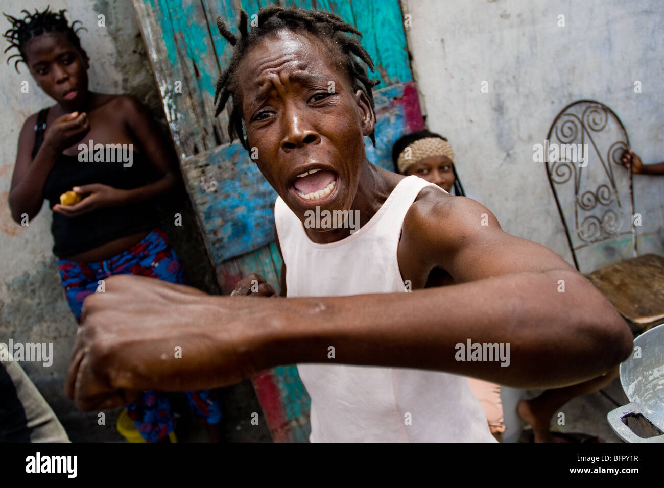 Une femme en colère en criant dans le bidonville de Cité Soleil, à Port-au-Prince, Haïti. Banque D'Images
